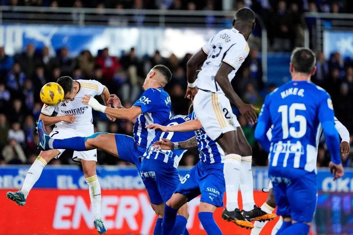 西甲第12轮阿拉维斯主场对阵西班牙人，防守稳健、反击高效，争夺中游位置。